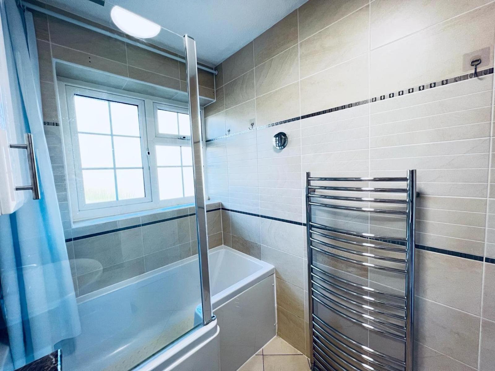 Rooms In Stylish House มิลตันคีนส์ ภายนอก รูปภาพ