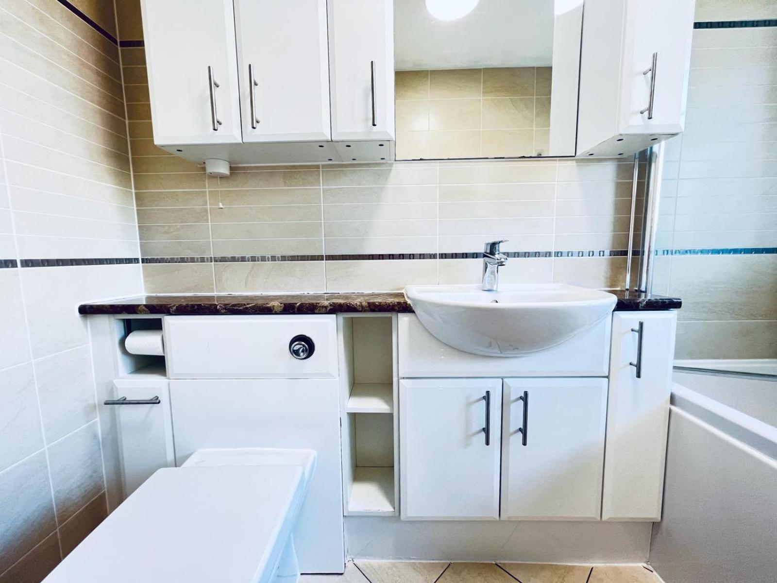 Rooms In Stylish House มิลตันคีนส์ ภายนอก รูปภาพ