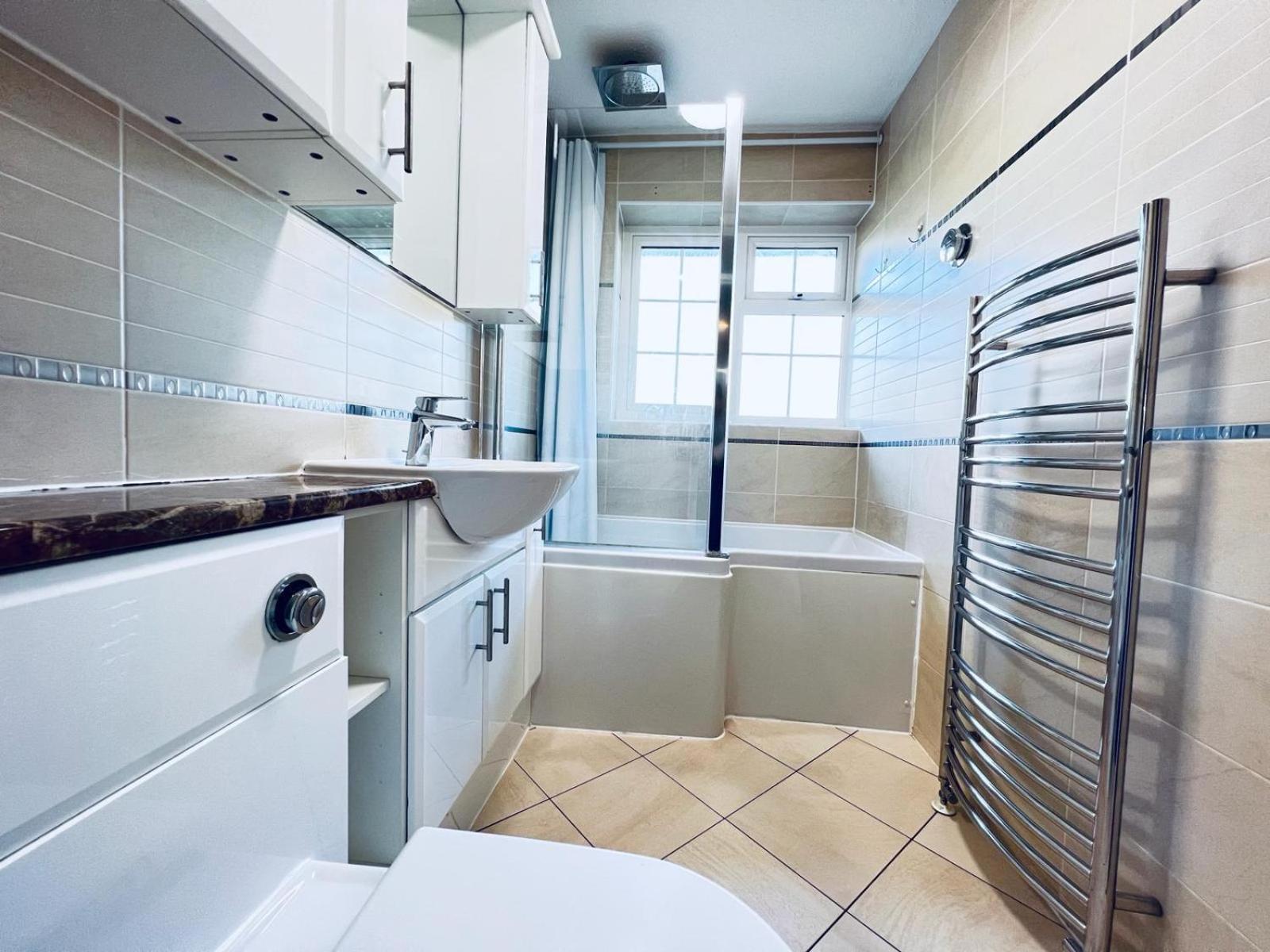 Rooms In Stylish House มิลตันคีนส์ ภายนอก รูปภาพ
